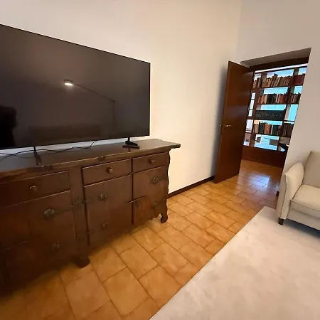 70s Vibes A Stone's Throw From Bocconi 밀라노